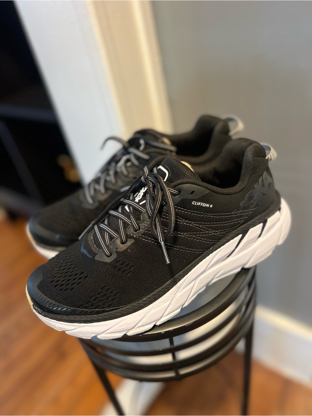 HOKA Clifton 6 women size 8 Black/White Low Top Lace-Up Athletic Sneakers